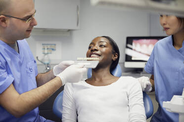 Patientin bei einer Zahnaufhellungsbehandlung - PWF00026
