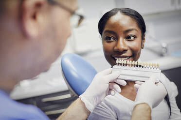 Patientin bei einer Zahnaufhellungsbehandlung - PWF00028