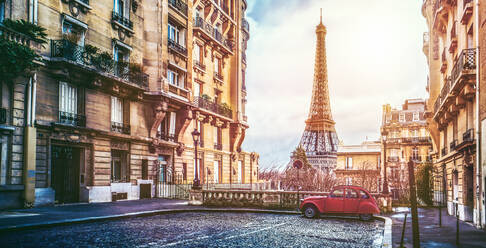 Oldtimer auf der Straße gegen den Eiffelturm in der Stadt - EYF04222