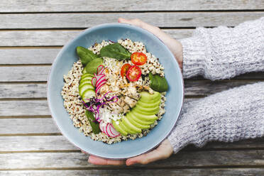 Cropped Hände halten Salatschüssel auf dem Tisch - EYF04235