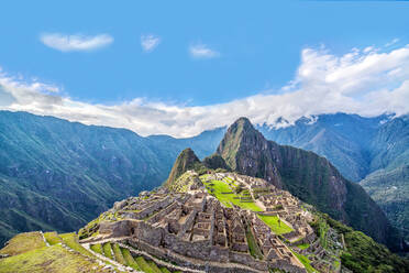 Landschaftliche Ansicht von Machu Picchu gegen blauen Himmel - EYF04261