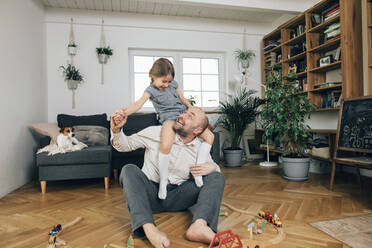 Vater spielt mit seiner Tochter zu Hause - KMKF01297