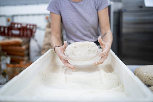 Nahaufnahme einer Frau bei der Zubereitung von Brot in einer Bäckerei - FBAF01488