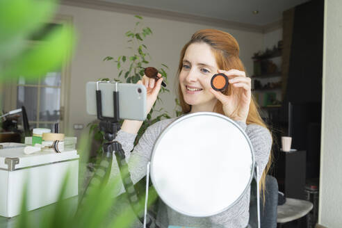 Beauty-Influencerin zeigt ein Kosmetikprodukt - AFVF05977