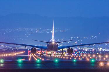 Ansicht eines Flugzeugs bei Nacht - EYF04397