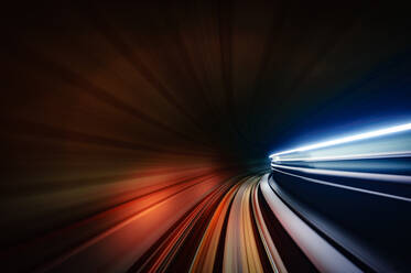 Lichtspuren im beleuchteten Tunnel bei Nacht - EYF04401