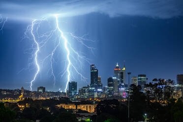 Beleuchtete Stadtlandschaft gegen den Himmel bei Nacht - EYF04403