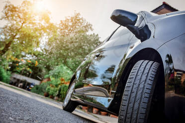 Low Angle Ansicht von Auto auf der Straße - EYF04435