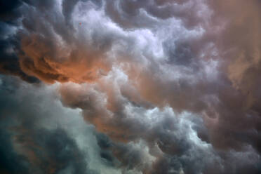 Low Angle Ansicht der Sturmwolken im Himmel - EYF04453