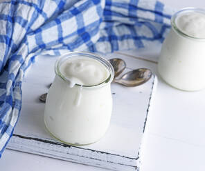 High Angle View of Joghurt auf dem Tisch - EYF04537