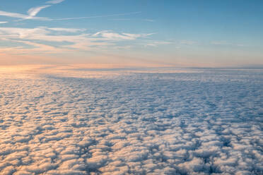 Scenic Ansicht von Cloudscape während Sonnenaufgang - EYF04558