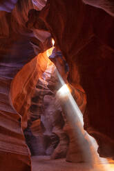 USA, Arizona, Sonnenstrahl beleuchtet das Innere des Antelope Canyon - DSGF01915