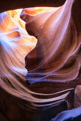 USA, Arizona, Glatte erodierte Wände des Antelope Canyon - DSGF01916
