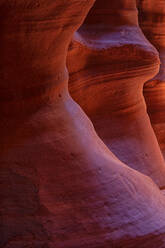 USA, Arizona, Glatte erodierte Wände des Antelope Canyon - DSGF01919
