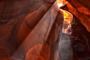 USA, Arizona, Sonnenstrahlen erhellen das Innere des Antelope Canyon - DSGF01921