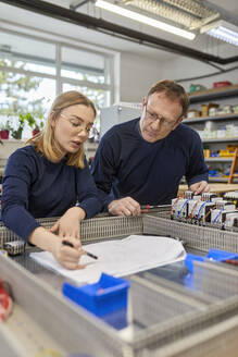 Zwei Elektriker arbeiten in der Werkstatt an Schaltkreisen - ZEDF03209