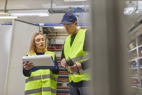 Zwei Elektriker besprechen einen Plan - ZEDF03235