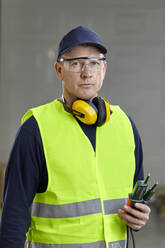 Portrait of worker in protective workwear - ZEDF03239