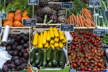 Gemüse zum Verkauf auf dem Markt - EYF04578