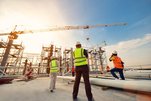 Bauarbeiter auf der Baustelle - EYF04597