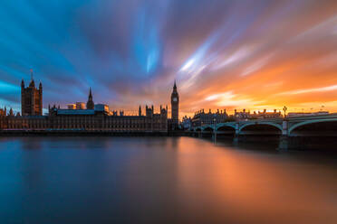 Brücke über den Fluss von Big Ben gegen bewölkten Himmel bei Sonnenuntergang - EYF04711