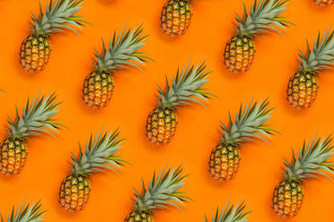 High Angle View of Pineapples Arranged On Orange Hintergrund - EYF04715