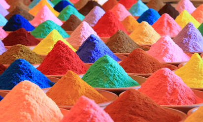 Close-Up von Multi Colored Powder Paints For Sale In Market - EYF04757