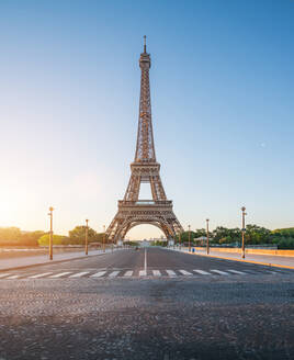 Eiffelturm gegen blauen Himmel - EYF04780