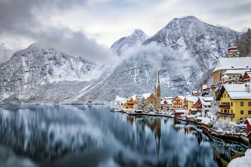 Scenic View of Houses By Snowcapped Mountains und See gegen den Himmel - EYF04815