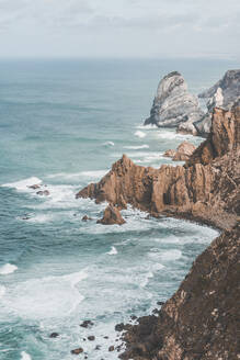 Portugal, Bezirk Lissabon, Sintra, Blick von oben auf die Klippen von Cabo da Roca - FVSF00131