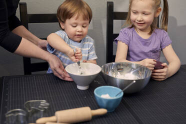 Kinder stellen zu Hause mit Hilfe der Mutter Seife her - SEBF00284