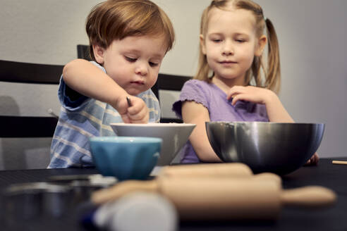 Kinder stellen zu Hause Seife her - SEBF00285