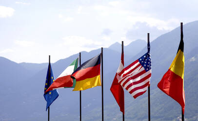Deutschland, Nationalflaggen flattern im Gebirgstal - JTF01533