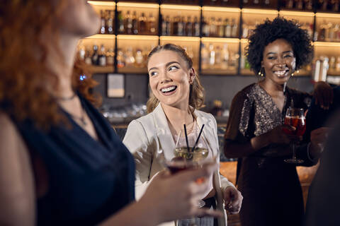 Glückliche Freunde, die sich in einer Bar treffen, lizenzfreies Stockfoto