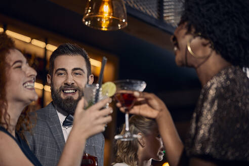 Glückliche Freunde, die sich in einer Bar treffen und Cocktails trinken - ZEDF03300