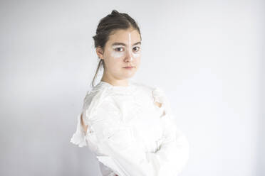 Teenager-Mädchen mit weißen Plastiktüten bekleidet - FVSF00135