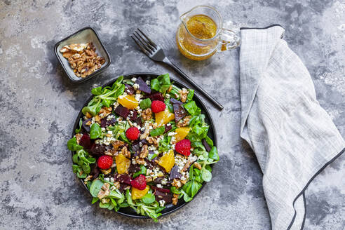 Gemischter Salatteller mit Schafskäse, Roter Bete, Walnüssen, Feldsalat, Himbeeren, Orangen und Pinienkernen - SARF04529