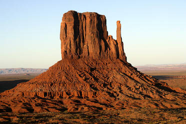 USA, West Mitten Butte in der Abenddämmerung - DSGF01924