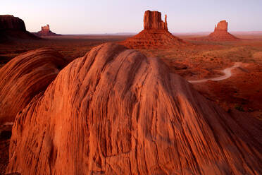 USA, Sandstone rock formation in Monument Valley with Mittens in background - DSGF01929