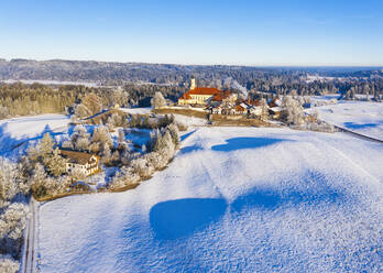 Deutschland, Bayern, Sachsenkam, Drohnenansicht von Kloster Reutberg im Winter - SIEF09757