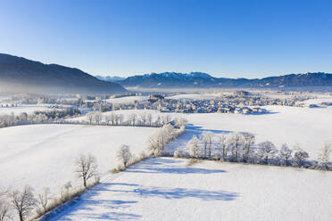 Deutschland, Bayern, Greiling, Drohnenansicht des schneebedeckten Alpenvorlandes - SIEF09761