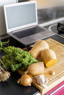 Gesundes Gemüse in der Küche mit Laptop - AFVF06035