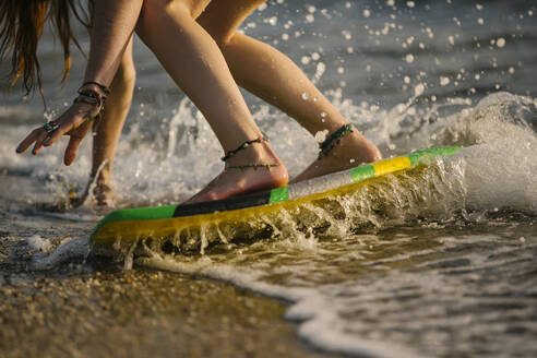 Crop-Ansicht eines jungen Surfers an der Strandpromenade - MPPF00817