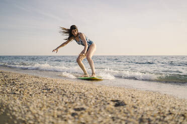 Junger Surfer am Strand, Almeria, Spanien - MPPF00818