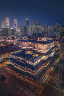 Singapur, Buddha Tooth Relic Temple und Museum bei Nacht mit Wolkenkratzern im Hintergrund - DVGF00086