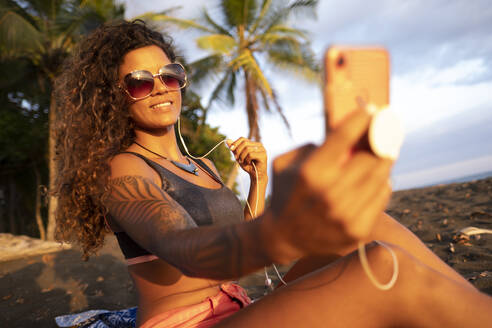 Schöne Frau macht ein Selfie am Strand, Costa Rica - AMUF00049