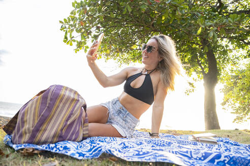Schöne Frau macht ein Selfie am Strand, Costa Rica - AMUF00071