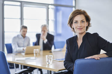 Porträt einer selbstbewussten Geschäftsfrau während einer Sitzung im Büro - RORF02111