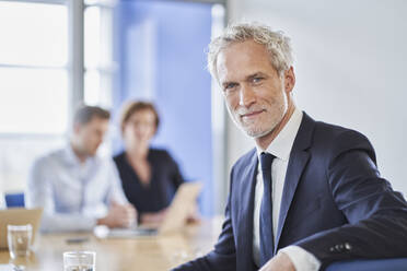 Porträt eines selbstbewussten Managers während einer Sitzung im Büro - RORF02114