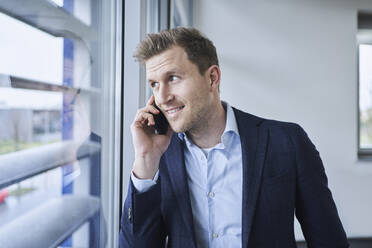 Businessman on the phone at the window - RORF02136